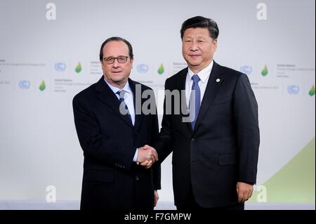 Le Bourget, France. 30 novembre, 2015. Le président chinois Xi Jinping est accueilli par le président français François Hollande comme il arrive pour l'ouverture de la séance plénière de la COP21, Conférence des Nations Unies sur les changements climatiques 30 novembre 2015 en dehors de Paris Le Bourget, France. Banque D'Images