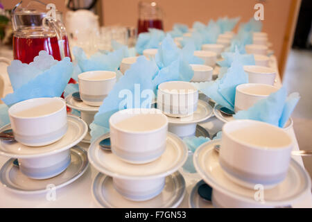 Tasses de café blanc pour le service d'attente Banque D'Images