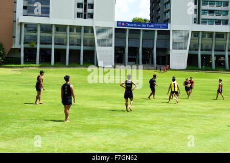 Un groupe d'étudiants dans un campus universitaire domaine Banque D'Images