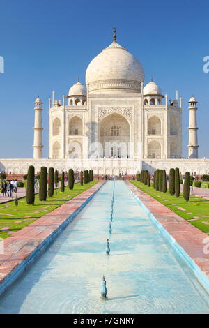 Vue avant du Taj Mahal, Agra, Uttar Pradesh, Inde Banque D'Images