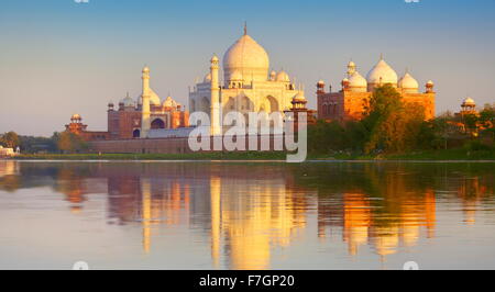 Taj Mahal et la rivière Yamuna au coucher du soleil, (nord) view of Taj Mahal, Agra, Uttar Pradesh, Inde Banque D'Images