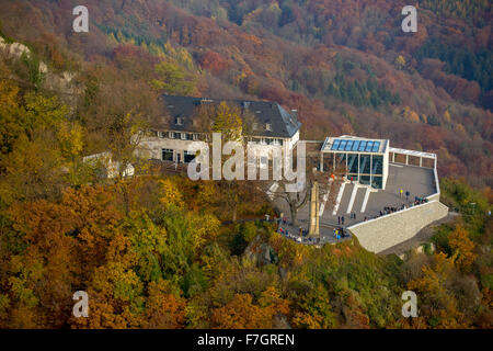 Ruines du château de Drachenfels avec plateau et cube de verre, Koenigswinter Siebengebirge, entre Bonn et Bad Honnef, automne Banque D'Images