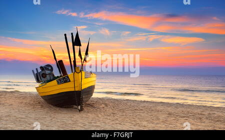 Bateau de pêche au coucher du soleil, de la mer Baltique, la Pologne, la Poméranie