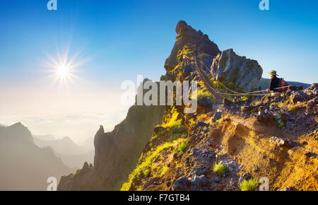 Sentier de randonnée de la montagne de Pico do Arieiro à Pico Ruivo, Madeira, Portugal Banque D'Images