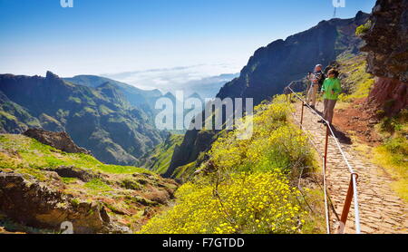 Les touristes en randonnée à partir de Pico do Arieiro à Pico Ruivo, l'île de Madère, Portugal Banque D'Images