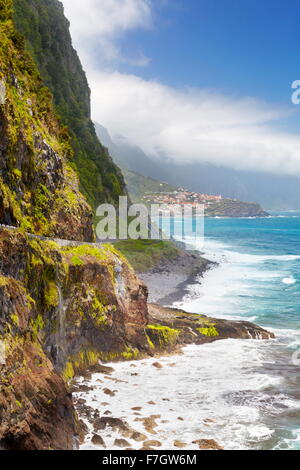 Littoral falaise près de Ponta Delgada, l'île de Madère, Portugal Banque D'Images