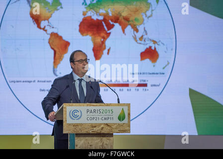 Paris, France. 30Th Nov, 2015. Le Président français François Hollande prononce un discours lors de la conférence de presse sur l'ouverture de la COP 21, la conférence des Nations Unies sur le changement climatique à Paris. © Jonathan Raa/Pacific Press/Alamy Live News Banque D'Images