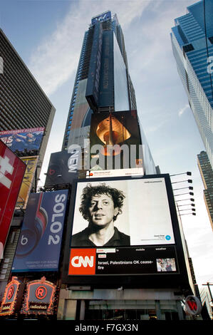 Images d'art d'artistes apparaissent sur les panneaux commerciaux à Times Square, New York au cours de l'art partout projet. Banque D'Images