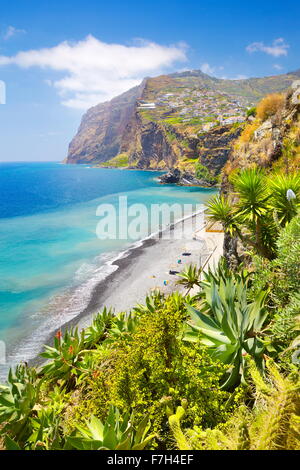 Voir à Cabo Girao (580 m) la plus haute falaise - Camara de Lobos, l'île de Madère, Portugal Banque D'Images