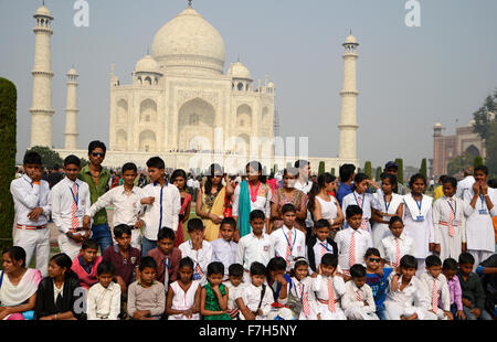 Les enfants de l'école portant robe et posant devant le Taj Mahal, Agra, Inde Banque D'Images