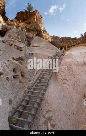 A l'escalade d'une falaise de tuf à l'Alcôve Chambre à Frijoles Canyon, Bandelier National Monument, Nouveau Mexique Banque D'Images