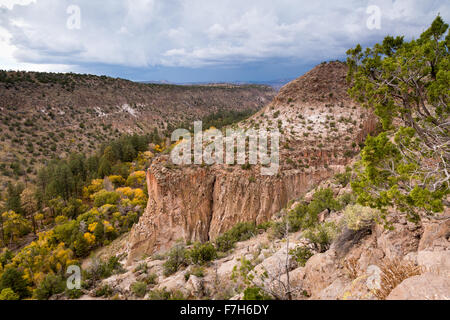 Les nuages de tempête au-dessus du bâtiment, Bandalier Frijoles Canyon National Monument, Nouveau Mexique Banque D'Images