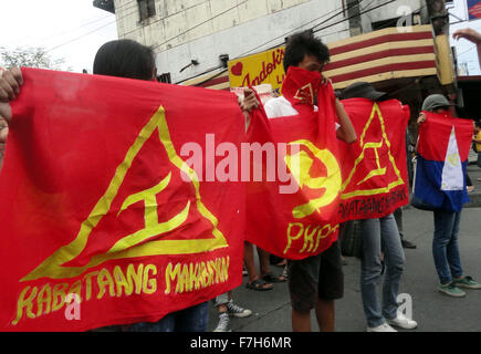 Filipino des militants du groupe de la jeunesse communiste (Makabayan Kabataang Jeunesse patriotique) tenir des drapeaux et des pancartes comme ils crier des slogans lors d'un rallye 'lightning' à Caloocan City. Le groupe a tenu le rallye 'lightning' pour protester contre l'intervention des Etats-Unis dans les Philippines. Le groupe communiste de la jeunesse est membre de l'organisation de Front National Démocratique des Philippines (VNPE), qui mène une rébellion armée contre le gouvernement des Philippines avec le Parti communiste des Philippines (CPP-MLM) et la Nouvelle armée du peuple (NPA). (Photo par Richard James Mendoza / Banque D'Images