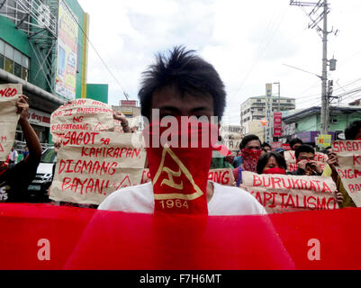 Filipino des militants du groupe de la jeunesse communiste (Makabayan Kabataang Jeunesse patriotique) tenir des drapeaux et des pancartes comme ils crier des slogans lors d'un rallye 'lightning' à Caloocan City. Le groupe a tenu le rallye 'lightning' pour protester contre l'intervention des Etats-Unis dans les Philippines. Le groupe communiste de la jeunesse est membre de l'organisation de Front National Démocratique des Philippines (VNPE), qui mène une rébellion armée contre le gouvernement des Philippines avec le Parti communiste des Philippines (CPP-MLM) et la Nouvelle armée du peuple (NPA). (Photo par Richard James Mendoza / Banque D'Images