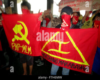 Filipino des militants du groupe de la jeunesse communiste (Makabayan Kabataang Jeunesse patriotique) tenir des drapeaux et des pancartes comme ils crier des slogans lors d'un rallye 'lightning' à Caloocan City. Le groupe a tenu le rallye 'lightning' pour protester contre l'intervention des Etats-Unis dans les Philippines. Le groupe communiste de la jeunesse est membre de l'organisation de Front National Démocratique des Philippines (VNPE), qui mène une rébellion armée contre le gouvernement des Philippines avec le Parti communiste des Philippines (CPP-MLM) et la Nouvelle armée du peuple (NPA). (Photo par Richard James Mendoza / Banque D'Images