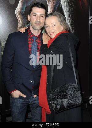 Los Angeles, CA, USA. 30Th Nov, 2015. Alex Garcia, Krista Sadler aux arrivées d'ArcLight Cinemas KRAMPUS Premiere, Hollywood, Los Angeles, CA le 30 novembre 2015. Credit : Dee Cercone/Everett Collection/Alamy Live News Banque D'Images