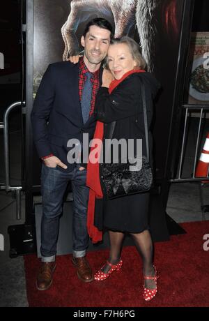 Los Angeles, CA, USA. 30Th Nov, 2015. Alex Garcia, Krista Sadler aux arrivées d'ArcLight Cinemas KRAMPUS Premiere, Hollywood, Los Angeles, CA le 30 novembre 2015. Credit : Dee Cercone/Everett Collection/Alamy Live News Banque D'Images