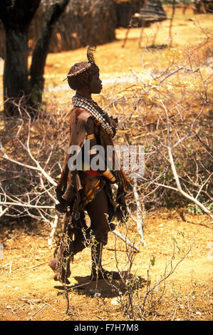 Un Hamar bride-à-être rend visite à son fiancé's village, pour la cérémonie des Fiançailles, au sud d'Omo, en Éthiopie, en octobre 2006. Banque D'Images