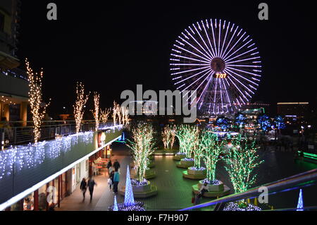 Beau port port de Yokohama Minato mirari dans la nuit avec une longue exposition à l'éclairage du couvercle Banque D'Images