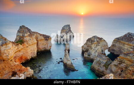 Lever du soleil paysage à côte de l'Algarve près de Lagos, Portugal Banque D'Images