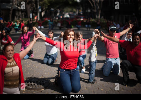 (151201) -- MEXICO, le 1 décembre, 2015 (Xinhua) -- une personne transgenre à la tête d'un acte commémoratif en l'honneur des victimes du syndrome d'immunodéficience acquise (SIDA), avant la célébration de la Journée mondiale de lutte contre le SIDA, à Mexico, capitale du Mexique, le 30 novembre 2015. Selon les données de 2014 du Centre National pour la prévention et la lutte contre le VIH et le SIDA (CENSIDA, pour son sigle en espagnol) du Mexique, on estime que de 190 000 personnes adultes vivent avec le VIH/SIDA dans le pays, avec 7 500 personnes l'acquisition du virus chaque année. La Journée mondiale de lutte contre le SIDA est célébrée chaque année le 1 décembre. (Xinhua/ Banque D'Images