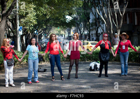 (151201) -- MEXICO, le 1 décembre, 2015 (Xinhua) -- les personnes transgenres, prendre part à un acte commémoratif en l'honneur des victimes du syndrome d'immunodéficience acquise (SIDA), avant la célébration de la Journée mondiale de lutte contre le SIDA, à Mexico, capitale du Mexique, le 30 novembre 2015. Selon les données de 2014 du Centre National pour la prévention et la lutte contre le VIH et le SIDA (CENSIDA, pour son sigle en espagnol) du Mexique, on estime que de 190 000 personnes adultes vivent avec le VIH/SIDA dans le pays, avec 7 500 personnes l'acquisition du virus chaque année. La Journée mondiale de lutte contre le SIDA est célébrée chaque année le 1 décembre. (Xi Banque D'Images