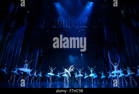 (151201) -- JOHANNESBURG, 1 déc., 2015 (Xinhua) -- danseurs du Ballet de Liaoning de la Chine et l'Afrique du Sud, Johannesburg Ballet d'exécuter 'lac' wan à la Joburg Theatre de Johannesburg, Afrique du Sud, le 17 avril 2015. À l'invitation du Président sud-africain Jacob Zuma, le président chinois Xi Jinping effectuera une visite d'Etat en Afrique du Sud, du 2 au 5 décembre, et président du Forum sur la coopération Chine-Afrique (FOCAC) à Johannesburg. L'Afrique du Sud est appelée Nation Arc-en-ciel, ce qui est un non seulement un terme pour décrire que des personnes différentes peuvent vivre en paix dans l'Afrique du Sud post-apartheid, mais aussi un e Banque D'Images