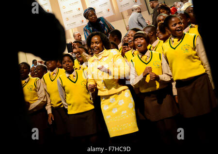 (151201) -- JOHANNESBURG, 1 déc., 2015 (Xinhua) -- l'Union africaine (UA), Mme Nkosazana Dlamini-Zuma, Présidente de la Commission (C), les danses avec les enfants durant la cérémonie de clôture du 25e Sommet de Johannesburg, Afrique du Sud, le 5 juin 2015. L'Afrique du Sud, Nkosazana Dlamini-Zuma, a été élu président de la Commission de l'UA en juillet 2012, devenant la première femme à diriger l'institution pan-africaine. À l'invitation du Président sud-africain Jacob Zuma, le président chinois Xi Jinping effectuera une visite d'Etat en Afrique du Sud, du 2 au 5 décembre, et président du Forum sur la coopération sino-africaine Banque D'Images