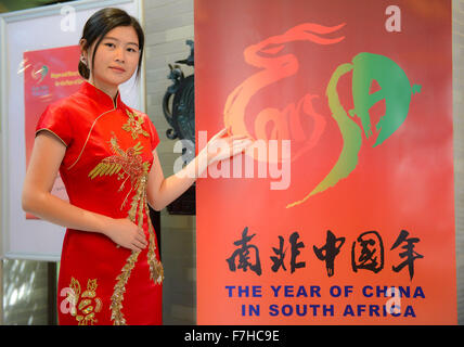 (151201) -- JOHANNESBURG, 1 déc., 2015 (Xinhua) -- un membre du personnel présente le nouveau logo de l'année de parution de la Chine en Afrique du Sud à l'ambassade de Chine à l'Afrique du Sud à Pretoria, le 10 mars 2015. À l'invitation du Président sud-africain Jacob Zuma, le président chinois Xi Jinping effectuera une visite d'Etat en Afrique du Sud, du 2 au 5 décembre, et président du Forum sur la coopération Chine-Afrique (FOCAC) à Johannesburg. L'Afrique du Sud est appelée Nation Arc-en-ciel, ce qui est un non seulement un terme pour décrire que des personnes différentes peuvent vivre en paix dans l'Afrique du Sud post-apartheid, mais aussi une expression ref Banque D'Images