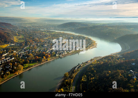 Rhin bend à Unkel sur haut Rhin moyen, arc dans la brume, B9 en direction de Remagen, Unkel, district de Neuwied, vallée du Rhin, Banque D'Images