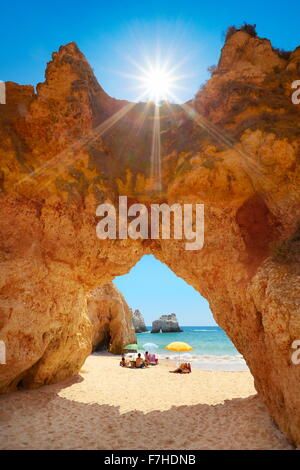 Rochers sur la plage Prainha près de Alvor, Algarve, Portugal Banque D'Images