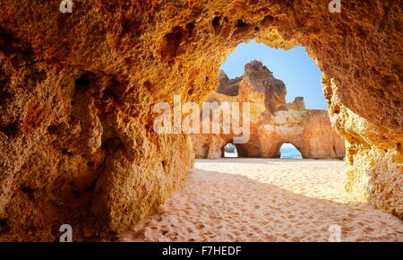 La grotte sur la plage Prainha près de Alvor, Algarve, Portugal Banque D'Images