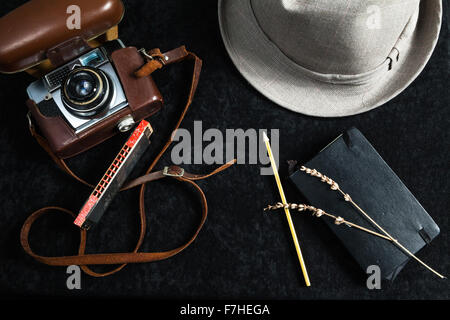 L'image représente un ensemble d'objets liés à la photographie sur fond noir Banque D'Images