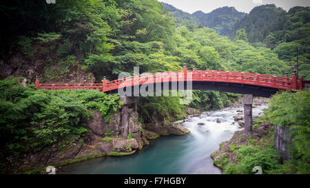 Une longue exposition de pont Shinkyo à Nikko, Japon Banque D'Images