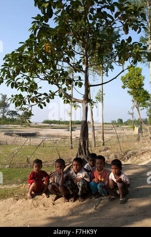COX's Bazar, BANGLADESH - le 29 novembre : Les enfants du changement climatique et la hausse du niveau de la mer dans l'île de Kutubdia zone le 29 novembre 2015. Kutubdia, une île au large de la Cox's Bazar côte. les adversités de la nature principalement induite par le changement climatique. Au cours des deux dernières décennies, les impacts des changements climatiques au Bangladesh ont été accellerating.Kutubdia est également frappé. L'endroit est très vulnérable aux cyclones et tempêtes, qui sont devenus plus fréquents et plus intenses au Bangladesh, ainsi que la hausse du niveau de la mer et des vagues. Le résultat est une érosion massive et salininty intrusion, non seulement détruire fa Banque D'Images