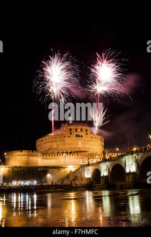 D'artifice à Rome au cours de Castel Sant'Angelo, au cours du traditionnel show organisé à l'occasion de la fête des Saints Pierre et Banque D'Images