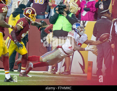 Les Giants de New York le receveur Odell Beckham (13) fait une capture d'une seule main pour un touché au quatrième trimestre contre l'Redskins de Washington à FedEx Field à Landover, Maryland le dimanche, Novembre 29, 2015. Redskins de Washington sera évoluait Blackmon (41) poursuit sur le jeu. Les Redskins a gagné le match 20-14. Credit : Ron Sachs / CNP (restriction : NO New York ou le New Jersey Journaux ou journaux dans un rayon de 75 km de la ville de New York) - AUCUN FIL SERVICE - Banque D'Images