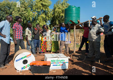 Le MALAWI, Zingiziwa village, l'installation de système d'irrigation goutte à goutte pour les petits agriculteurs Banque D'Images