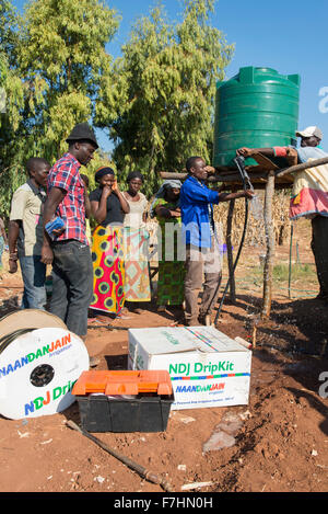 Le MALAWI, Zingiziwa village, l'installation de système d'irrigation goutte à goutte pour les petits agriculteurs Banque D'Images