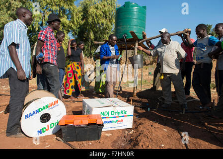 Le MALAWI, Zingiziwa village, l'installation de système d'irrigation goutte à goutte pour les petits agriculteurs Banque D'Images