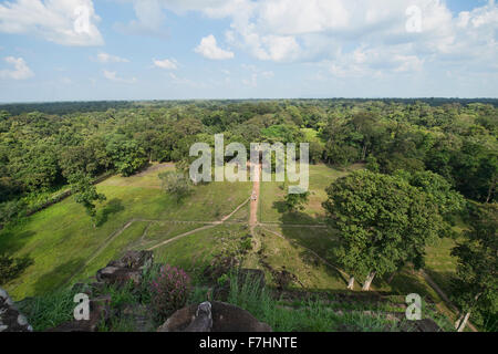 Vue de la jungle de Prasat Thom temple pyramide à Koh Ker, Siem Reap, Cambodge Banque D'Images