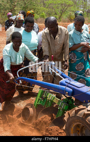 Le MALAWI, Lilongwe, tracteur à main pour les femmes de formation des agriculteurs à petite échelle Banque D'Images