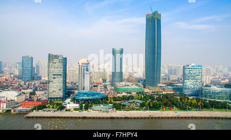 Shanghai. 15 Nov, 2015. Photo prise le 15 novembre 2015 montre la place Baiyulan en construction à Shanghai, est de la Chine. La place Baiyulan, composé avec un bâtiment principal et d'hôtel, a été d'un toit et devrait être achevée en 2016. Le bâtiment principal, qui a une hauteur d'environ 320 mètres, sera le plus haut dans l'un de Shanghai Puxi. © Lu Haibin/Xinhua/Alamy Live News Banque D'Images