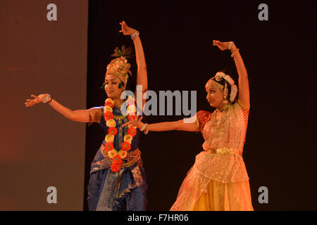 Dhaka, Bangladesh. 1er décembre 2015. Artiste indienne Bhavana et Yamini Raddy a effectué la danse Kuchipudi le 4ème jour du festival de musique classique du Bengale au stade de l'armée dans la région de Dhaka.Ils sont fille de Gourou Raja. Mamunur Rashid/crédit : Alamy Live News Banque D'Images