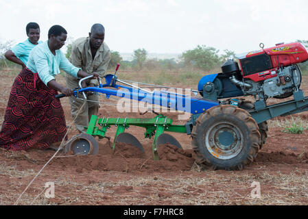 Le MALAWI, Lilongwe, tracteur à main pour les femmes de formation des agriculteurs à petite échelle Banque D'Images