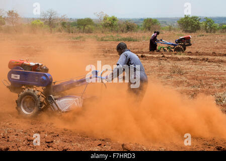 Le MALAWI, Lilongwe, tracteur à main pour les femmes de formation des agriculteurs à petite échelle Banque D'Images