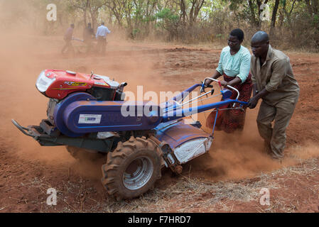 Le MALAWI, Lilongwe, tracteur à main pour les femmes de formation des agriculteurs à petite échelle Banque D'Images