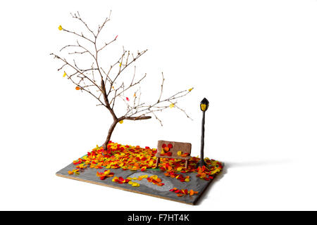Lanterne miniature et banc en automne park fabriqués à partir de bois et de papier de pâte à modeler Banque D'Images