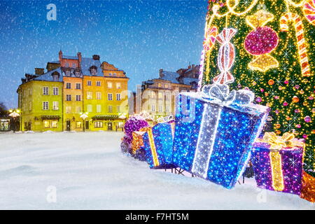 Neige en plein air décoration d'arbre de Noël avec des cadeaux, Varsovie, Pologne Banque D'Images