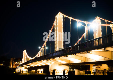 Chelsea Bridge sur la Tamise illuminée la nuit. Banque D'Images